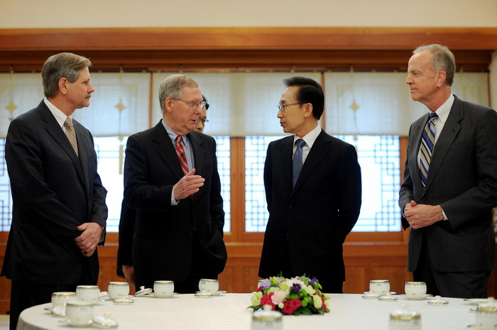 ▲ 이명박 대통령이 19일 청와대를 예방한 미치 맥코넬 미 상원 공화당 대표(오른쪽에서 두번째) 일행과 담소를 나누고 있다.ⓒ청와대