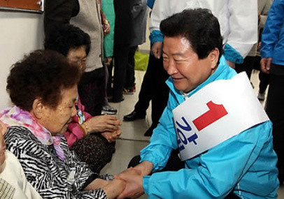 ▲ 강재섭 후보 지원유세를 위해 분당을 찾은 한나라당 안상수 대표가 19일 경기 성남 분당구 정자동 한솔복지관에서 노인들과 인사를 나누고 있다.  ⓒ 연합뉴스