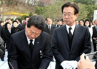 ▲ 4.19혁명 51돌인 19일 한나라당 안상수 대표가 서울 수유동 국립 4.19 민주묘역을 참배하고 나서 방명록을 기록하고 있다. 왼쪽부터 안상수 대표, 강재섭 전 대표. ⓒ 연합뉴스