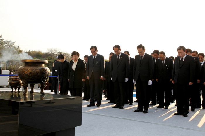 ▲ 이명박 대통령이 4•19 혁명 51주년인 19일 서울 강북구 수유동 국립 4•19민주묘지를 찾아 분향한 뒤 묵념을 올리고 있다.청와대