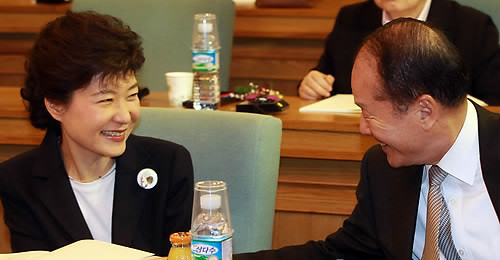 ▲ 박근혜 전 한나라당 대표와 이상득 전 국회부의장 ⓒ연합뉴스