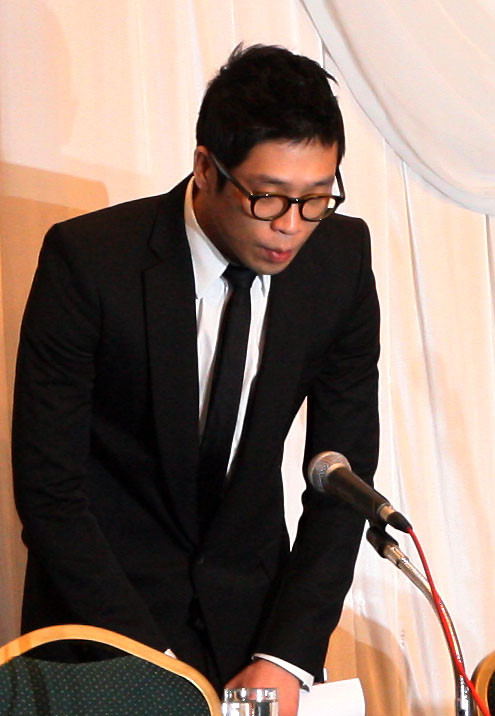 ▲ 취재진에게 머리 숙여 사과의 인사를 하고 있는 MC몽.  ⓒ 추진혁 기자