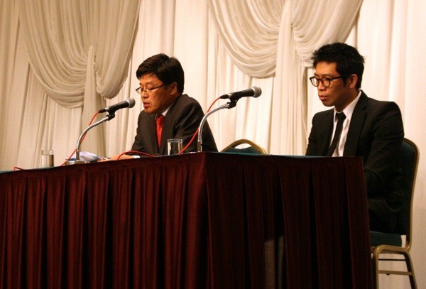 ▲ 박종범 변호사(좌측)가 사전에 준비한 회견문을 읽고 있는 모습.   ⓒ 추진혁 기자
