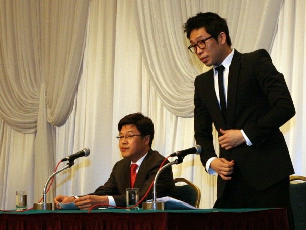 ▲ 사과의 인사를 하기 위해 회견 도중 자리에서 일어서고 있는 MC몽.   ⓒ 추진혁 기자