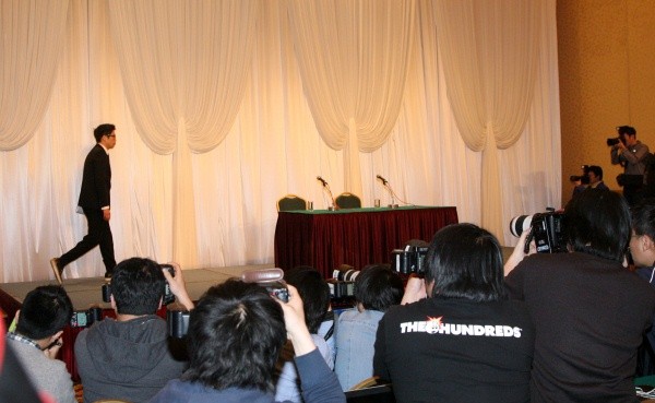 ▲ 19일 오후 3시 서울 홍은동 그랜드힐튼호텔 기자회견장에 들어서고 있는 MC몽.  ⓒ 추진혁 기자