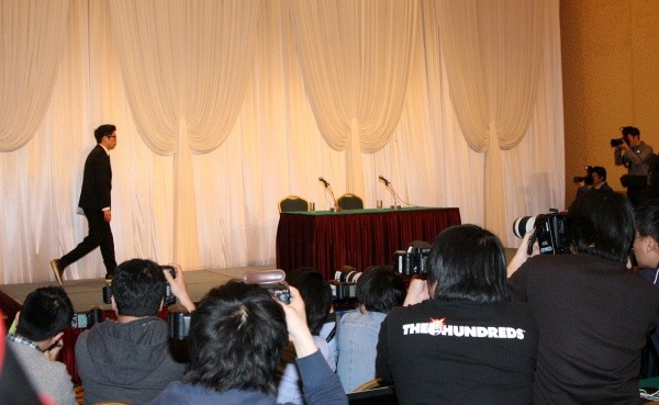 ▲ 19일 오후 3시 서울 홍은동 그랜드힐튼호텔 기자회견장에 들어서고 있는 MC몽.  ⓒ 추진혁 기자