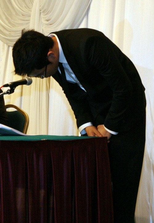 ▲ 19일 오후 3시 서울 홍은동 그랜드힐튼호텔에서 기자회견을 자청한 MC몽이 취재진을 상대로 머리 숙여 사과의 인사를 하고 있다.  ⓒ 추진혁 기자