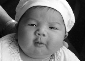 ▲ 체중이 무려 6kg에 달하는 '슈퍼' 신생아.ⓒ온바오닷컴 캡처