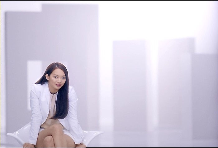 ▲ 단정한 화이트 슈트 차림으로 절제된 청순미를 보여주는 신민아.ⓒ제일기획