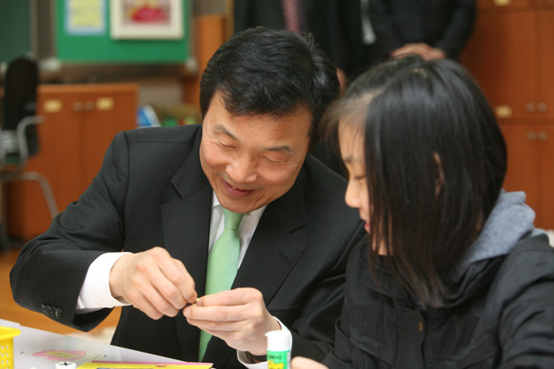 ▲ 손학규 후보가 20일 장애인의 날을 맞아 '성은학교'를 방문, 학생들과 종이접기를 함께하고 있다. ⓒ 손학규 후보 홈페이지