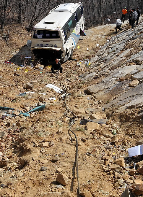 ▲ 지난달 26일 경남 한 지방도를 달리던 관광버스가 계곡 50ｍ 아래로 추락한 사고 현장. 기사 내용과는 무관함ⓒ연합뉴스