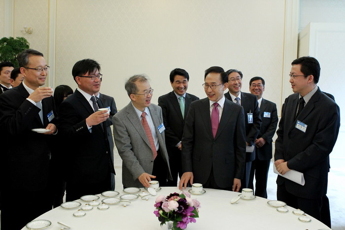 ▲ 이명박 대통령이 21일 과학의 날을 맞아 청와대로 초청한 과학계 인사들과 차를 마시며 환담을 나누고 있다.ⓒ청와대
