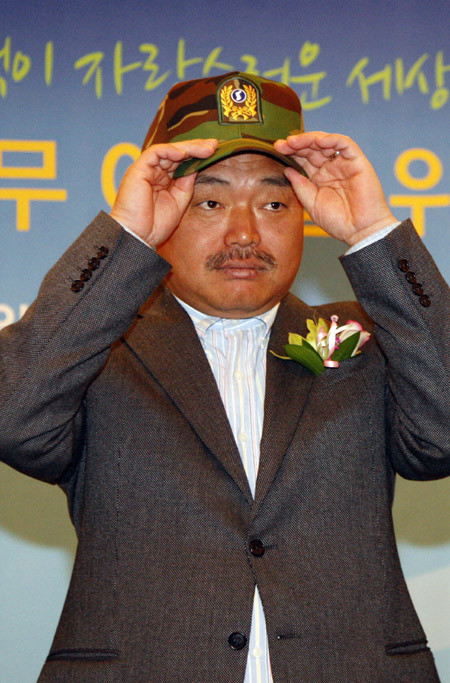 ▲ 모자를 고쳐쓰는 김흥국 ⓒ 추진혁 기자