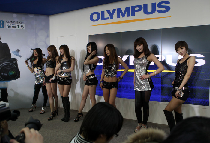 ▲ 올림푸스 전시장에서 모델들이 포즈를 취하자 사진가들이 촬영을 하고 있다ⓒ노용헌기자