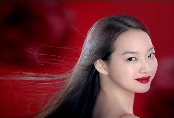 ▲ 아모레퍼시픽 '미장센 RED 데미지케어 극손상 샴푸' 광고 속 신민아.ⓒ제일기획