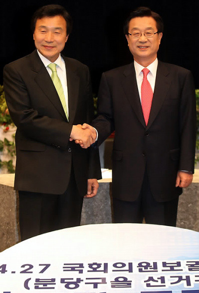 ▲ 21일 오후 경기도 성남시 분당구 선거방송토론위원회가 주관하는 4.27 국회의원 보궐선거 성남 분당을 후보자 방송 대담.토론회가 경기도 성남 아름방송 스튜디오에서 열려 한나라당 강재섭 후보(오른쪽)와 민주당 손학규 후보가 토론 시작 전 악수하고 있다.  ⓒ 연합뉴스