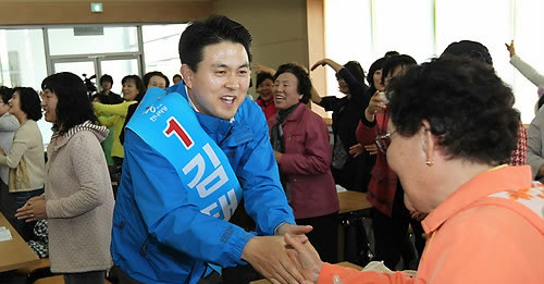 ▲ 22일 경남 김해을 국회의원 보궐선거에 출마한 한나라당 김태호 후보가 김해시 진영읍 진영문화센터에서 주부노래교실 수강생들과 인사하고 있다. ⓒ 연합뉴스