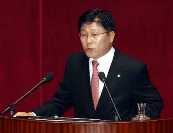 ▲ 22일 경남 김해을 국회의원 보궐선거에 출마한 한나라당 김태호 후보가 김해시 진영읍 진영문화센터에서 주부노래교실 수강생들과 인사하고 있다. ⓒ 연합뉴스