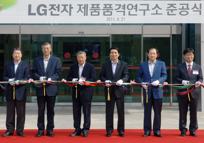 ▲ 구본무 LG 회장(사진 가운데) 등 LG 최고경영진이 연구소 오픈 기념 테이프 커팅을 하고 있는 모습 ⓒ뉴데일리