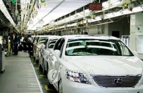 ▲ 사진은 도요타의 렉서스가 공장 출하를 앞두고 막판 품질 테스트를 벌이는 모습.  ⓒ 연합뉴스