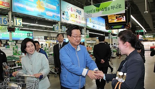 ▲ 성남 분당을 보궐선거를 5일 앞둔 22일 한나라당 강재섭 후보가 부인 민병란 여사와 분당 오리역 하나로마트에서 물가를 체감하며 주민들과 만나고 있다. ⓒ연합뉴스