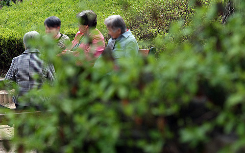 ▲ 노인자살이 심각한 사회문제로 부각되고 있다. 우리나라 연령별 자살유형을 보면 나이가 들수록 자살률이 높은 게 특징이다. 선진국의 경우 55세를 넘으면 행복도가 증가해 자살률이 감소하는 것과 정반대 양상을 보인다. ⓒ 자료사진