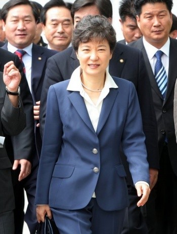 ▲ 지난 2009년 이명박 대통령의 특사로 유럽을 방문한 한나라당 박근혜 전 대표가 인천공항으로 귀국하며 지지자들의 환영을 받고 있다. ⓒ 연합뉴스