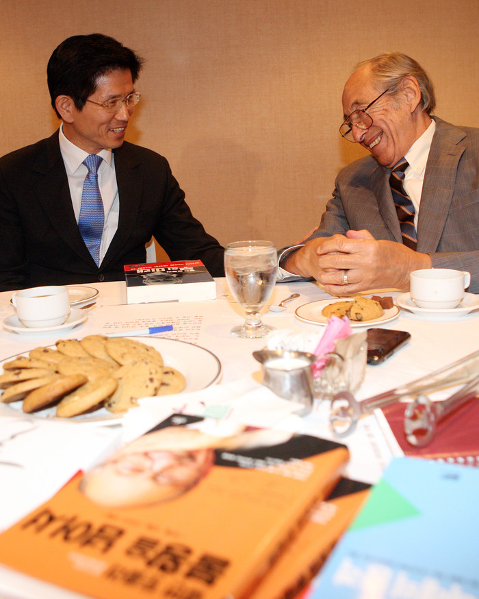 ▲ 김문수 경기지사가 앨빈토플러 박사와 대화를 나누는 모습