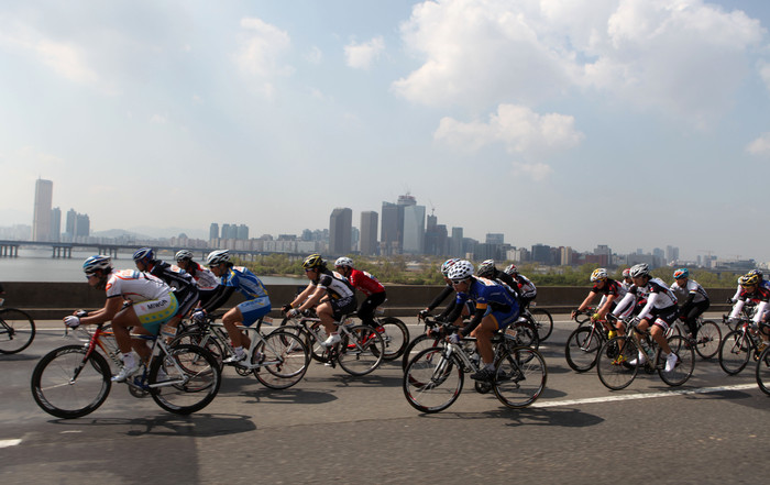 ▲ 강변북로를 시원하게 달리는 투르드코리아 스패셜 선수들ⓒ노용헌기자