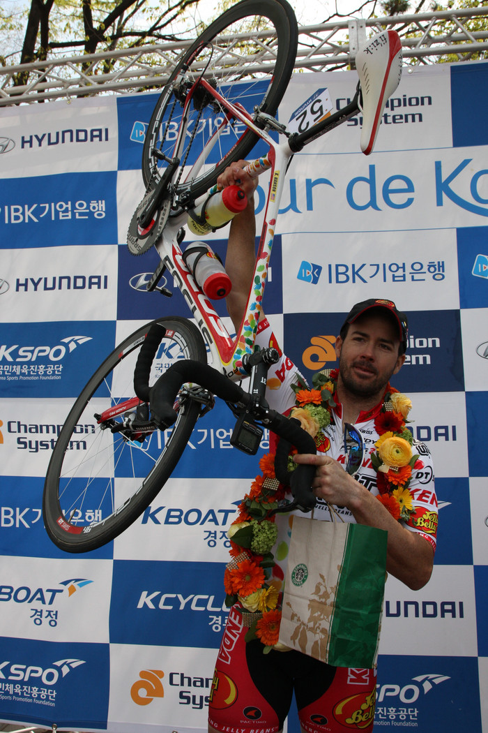 ▲ 자전거를 들어올리고 있는 케네스 핸슨ⓒ추진혁기자