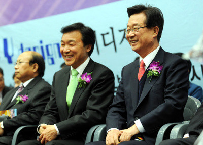 ▲ 손학규 민주당 후보(왼쪽)와 강재섭 한나라당 후보(오른쪽)가 24일 분당의 한 부활절 예배에 함께 참석했다.  ⓒ 강재섭 후보 홈페이지