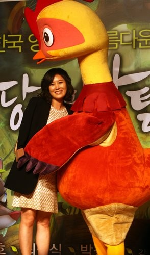 ▲ 배우 문소리가 25일 오전 서울 신문로 금호 아트홀에서 열린 영화 '마당을 나온 암탉' 제작 보고회에 참석해 캐릭터와 포즈를 취하고 있다.ⓒ추진혁 기자