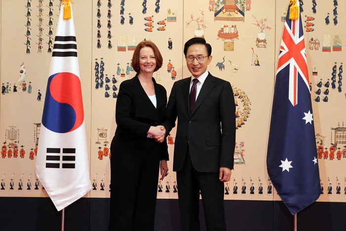 ▲ 이명박 대통령과 줄리아 길라드 호주 총리가 25일 청와대에서 한-호주 정상회담을 갖고 악수하고 있다.ⓒ청와대