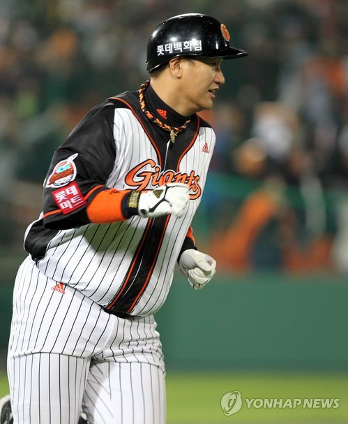 ▲ 24일 부산 사직구장에서 열린 롯데와 SK와의 경기서 연타석 홈런포를 때린 이대호 ⓒ연합뉴스