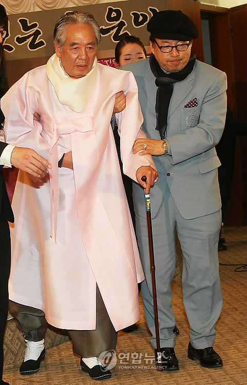 ▲ 지난해 여의도 CCMM빌딩에서 열린 영화 '독 짓는 늙은이' 제작발표회에서 배우 김인문씨(왼쪽)가 배우 안병경씨의 부축을 받고 있다 .  ⓒ 연합뉴스