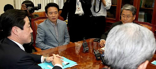 ▲ 국회 외교통상통일위원회 남경필 위원장이 25일 국회 외통위 소위원회의실에서 열린 한-EU FTA 비준동의안 처리와 관련 정부측과 논의하고 있다. ⓒ연합뉴스