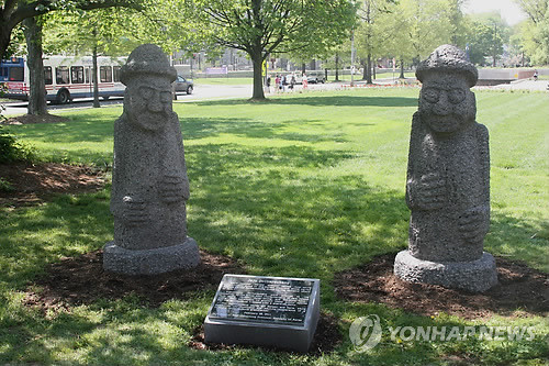 ▲ 25일 워싱턴 D.C 인근에 위치한 아메리칸 대학교에서 열린 한국정원 조성 기념식에 맞춰 제주도의 대표적인 상징물 돌하루방 2쌍이 세워졌다.ⓒ연합뉴스