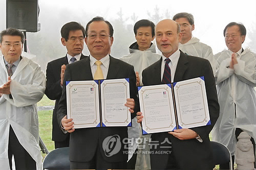 ▲ 25일 워싱턴 D.C 인근에 위치한 아메리칸 대학교에서 열린 한국정원 조성 기념식에 맞춰 제주도의 대표적인 상징물 돌하루방 2쌍이 세워졌다.ⓒ연합뉴스