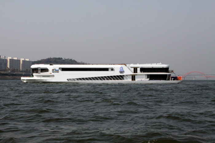 ▲ 오는 10월 한강 운행을 시작하는 미라클호. 이 유람선은 길이 58ｍ, 폭 12ｍ의 688t급 규모로 300명이 탈 수 있다.