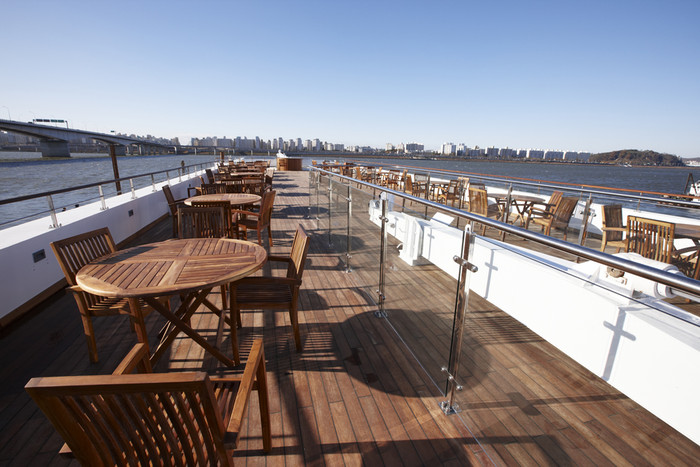 ▲ 미라클호에는 공연장, 웨딩홀 등 갖가지 편의시설이 마련돼 있다