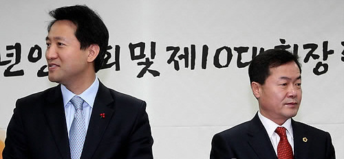 ▲ 무상급식문제로 갈등을 빚는 오세훈 서울시장과 허광태 서울시의회 의장이 서로 다른 곳을 바라보고 있다.ⓒ연합뉴스