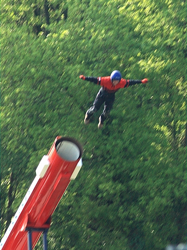 ▲ 인간포탄 스턴트 쇼를 하던 남성이 발사 된 뒤 잘못 떨어져 목숨을 잃는 참극이 벌어졌다. ⓒBBC 뉴스 화면 캡처