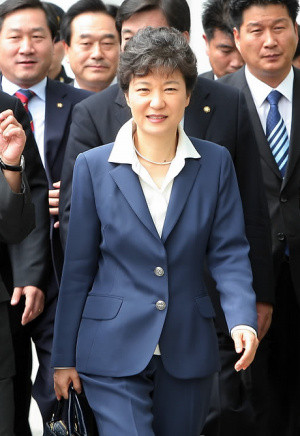 ▲ 박근혜 한나라당 전 대표가 오는 28일부터 내달 6일까지 이명박 대통령의 특사로 네덜란드와 포르투갈, 그리스를 방문한다고 청와대가 14일 발표했다. 사진은 지난 2009년 9월 대통령 특사로 유럽을 방문하고 귀국하는 박 전 대표. ⓒ 연합뉴스