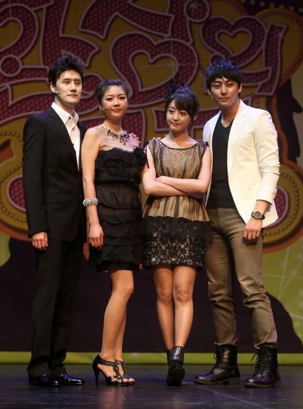 ▲ 포토타임을 갖는 배우들