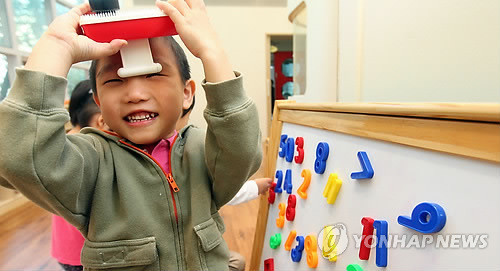 ▲ 서울의한 어린이집에서 숫자놀이를 하며 활짝 웃고 있는 아이 ⓒ 연합뉴스