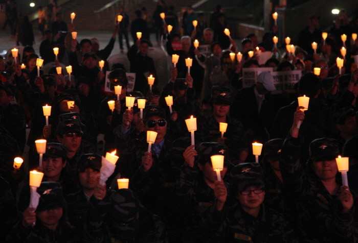 ▲ 촛불을 들고 있는 '북한인민해방전선' 참가자들 ⓒ추진혁 기자