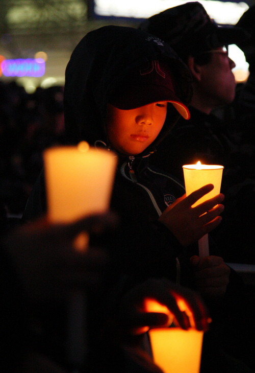 ▲ 촛불집회에 참가한 어린이가 촛불을 응시하고 있다. ⓒ추진혁 기자