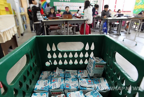 ▲ 서울지역 한 초등학교의 우유급식 모습 ⓒ 연합뉴스