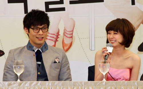 ▲ 취재진의 질문에 답하고 있는 최다니엘과 장나라 ⓒ추진혁 기자