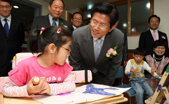 ▲ 26일 오전 김문수 경기도지사가 용인에서 열린 용인강남학교 준공 및 개교식에서 학교내 라운딩을 하던 중 한 학생과 얘기를 나누고 있다.ⓒ뉴데일리